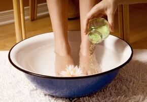 For people with nail fungus, it is helpful to take baths with vinegar and salt. 