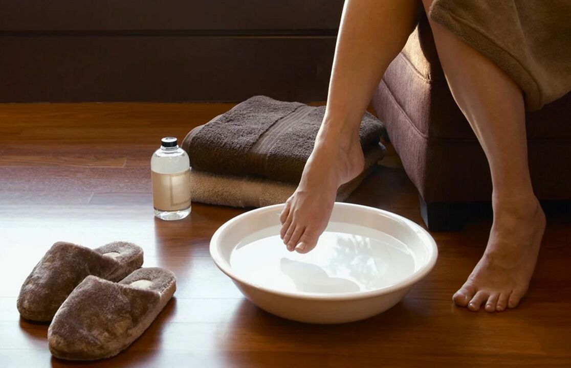 Bath with vinegar for the treatment of nail fungus